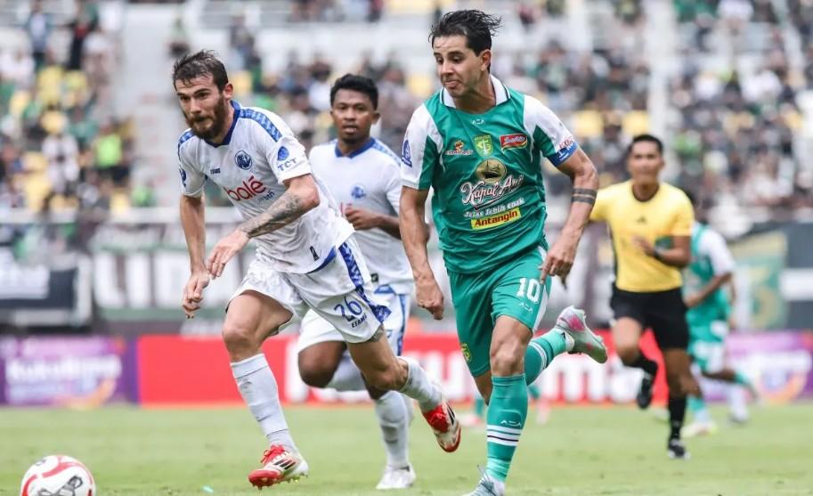 Laga Sengit Persebaya vs Arema FC Berakhir Imbang, Gol Bunuh Diri dan Kartu Merah Warnai Derby Jatim