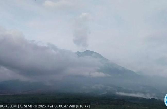 Gunung Semeru Erupsi, Asap Putih Meninggi hingga 1.000 Meter dan Status Tetap Level IV Awas