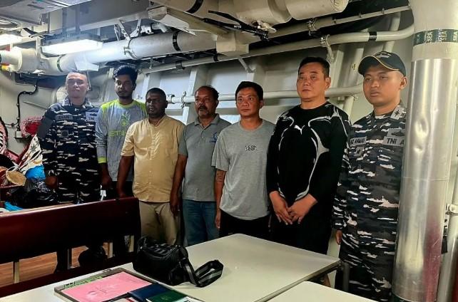 KRI Bung Tomo-357 Tangkap Lima Awak Kapal Asing Ilegal di Perairan Pulau Laut Natuna