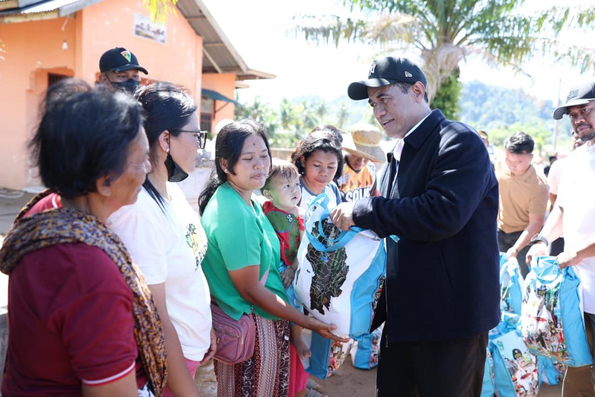 Kunjungi Lokasi Bencana, Mentan Pastikan Stok Beras Aman dan Sawah Rusak Diperbaiki