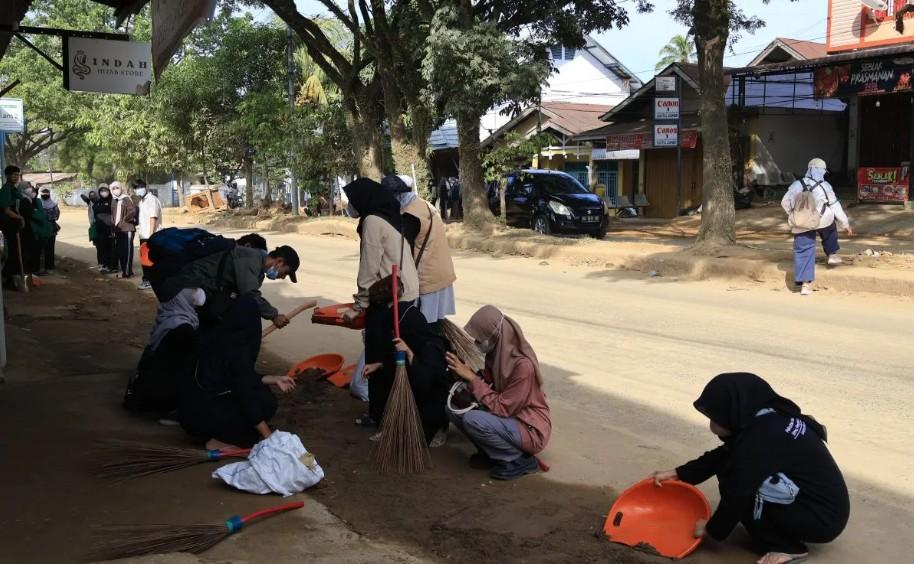 Mahasiswa UNAND Dikerahkan Bantu Pemulihan Pascabencana di Padang, Fokus pada Kebersihan dan Trauma Healing