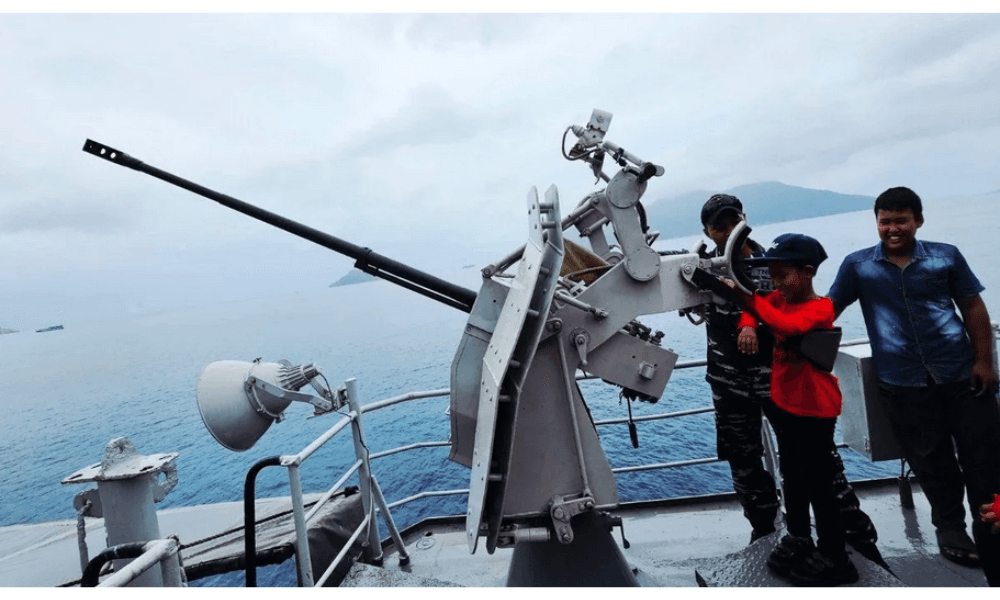 Kunjungan ke KRI Imam Bonjol-383 di Natuna Bangkitkan Semangat Maritim Pelajar dan Warga