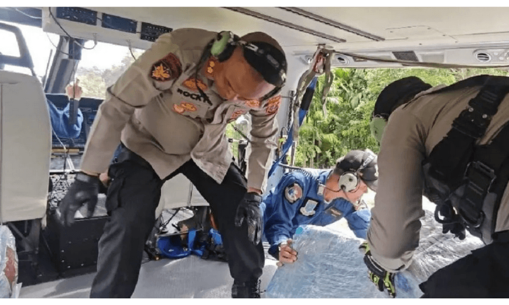 Polda Sumut Gunakan Helikopter Kirim Bantuan ke Desa Terisolasi di Tapanuli Tengah
