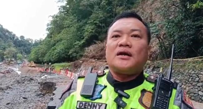 Polisi Uji Coba Pembukaan Jalan Lembah Anai untuk Roda Dua Pascabanjir Bandang