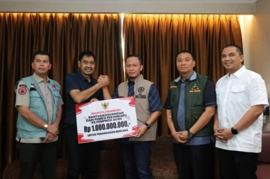Pemerintah Kota Pekanbaru Serahkan Bantuan Rp1,5 Miliar untuk Korban Banjir dan Longsor di Aceh