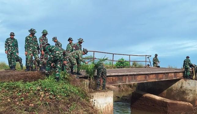 TNI AD Bangun Jembatan Darurat Bailey di Pasaman Barat untuk Pulihkan Akses Usai Banjir Bandang