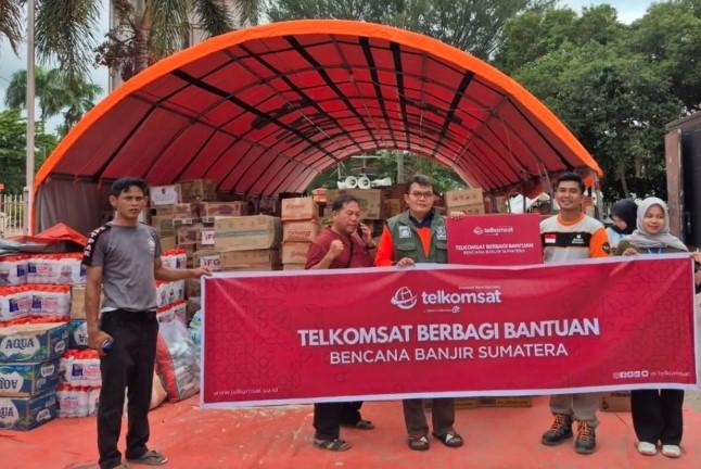 Telkomsat Salurkan Bantuan dan Internet Satelit untuk Penyintas Banjir di Sumatera