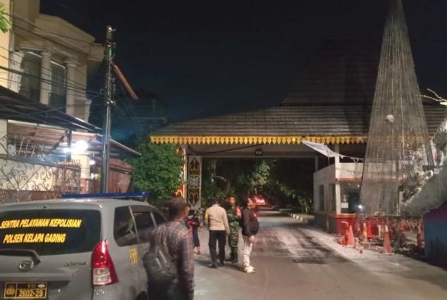 Pohon Natal Warga di Pegangsaan Dua Terbakar, Diduga Akibat Korsleting Listrik