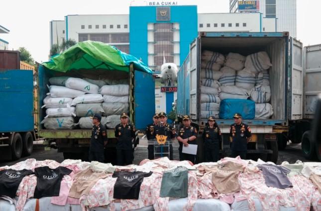 Bea Cukai Sita 3 Kontainer dan 2 Truk Bermuatan Garmen Ilegal, Ungkap Jaringan Penyelundupan