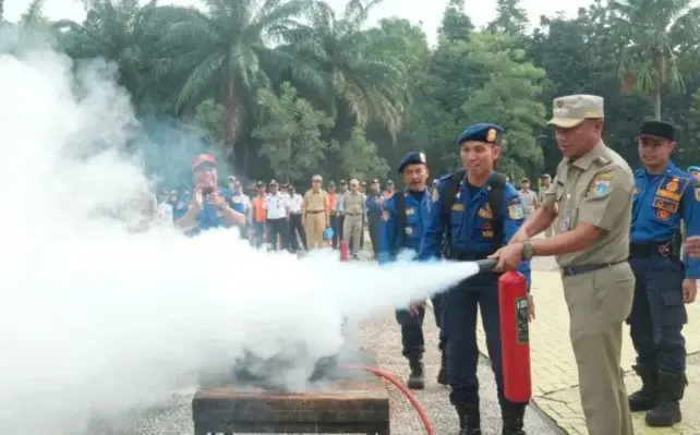 Gandeng TNI-Polri, Gulkarmat Jakarta Timur Bagikan APAR untuk Perkuat Mitigasi Kebakaran di Matraman