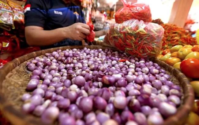 Bapanas Mencatat Harga Cabai Rawit Rp69.963 per Kg dan Bawang Merah Rp46.240 per Kg Turun pada Senin