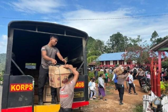 Brimob Polda Sumut Salurkan Perlengkapan Belajar ke Sekolah Terdampak Bencana di Tapanuli Tengah