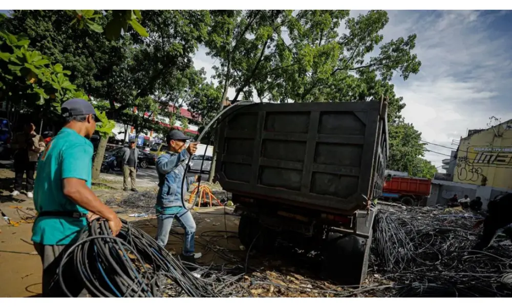 Pemkot Bandung Rampungkan Penurunan 14 Ton Kabel Udara di Jalan Buahbatu, Targetkan Penataan di Jalan Lain