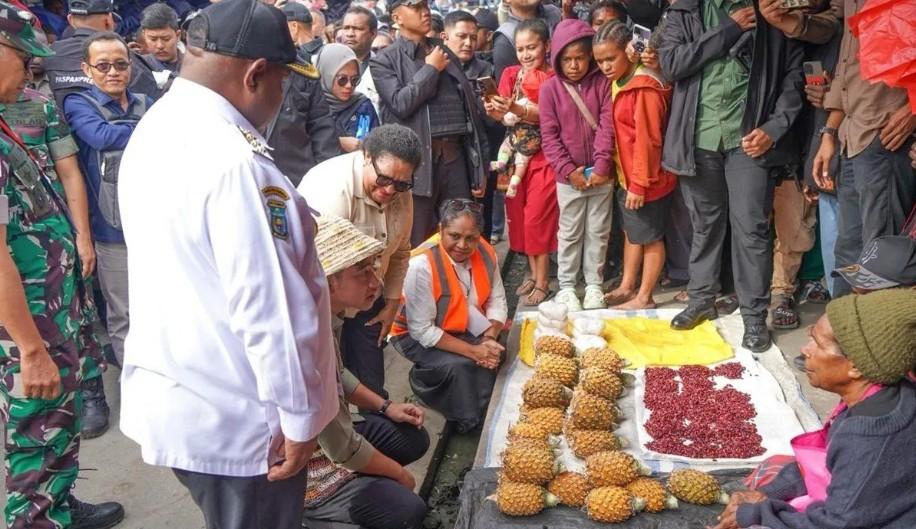 Wapres Gibran Kunjungi Pasar Potikelek dan SMA Negeri 1 Wamena, Tinjau Perekonomian serta Program Makan Bergizi Gratis