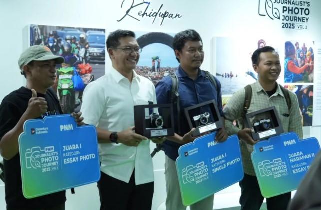 Pameran Foto “Perempuan Lentera Kehidupan” Hadir di MRT Bundaran HI, Angkat Kisah Ibu Tangguh Penjaga Kehidupan