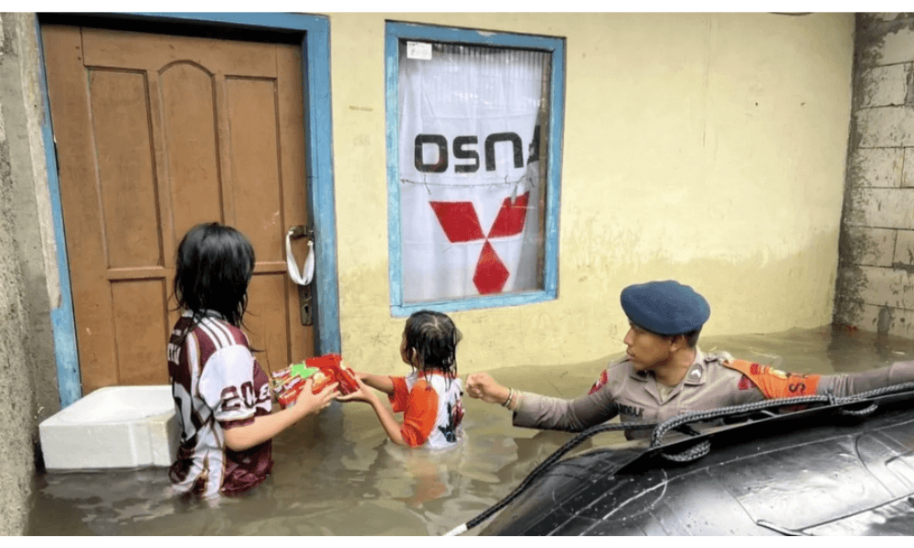 Brimob Polda Metro Jaya Evakuasi Warga Terdampak Banjir di Cakung, Jakarta Timur