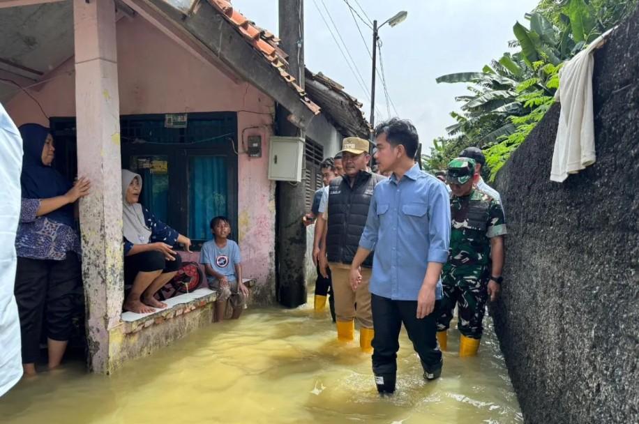 Wapres Gibran Tinjau Lokasi Banjir Karawang, Tekankan Layanan Kesehatan bagi Pengungsi