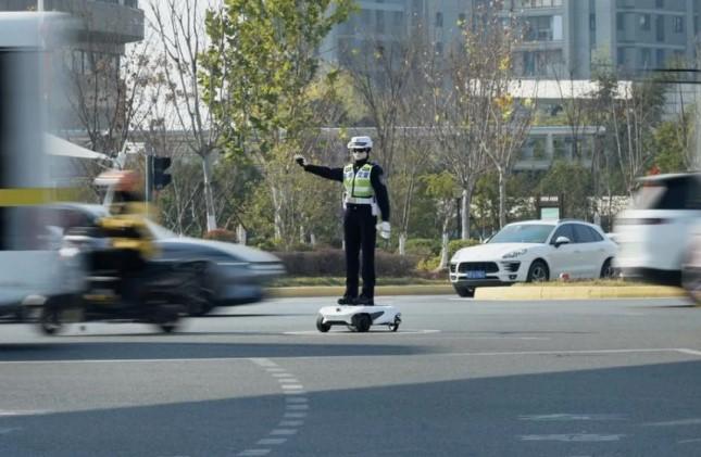 Robot Polisi AI Mulai Atur Lalu Lintas di China, Unit R001 Bertugas di Persimpangan Padat
