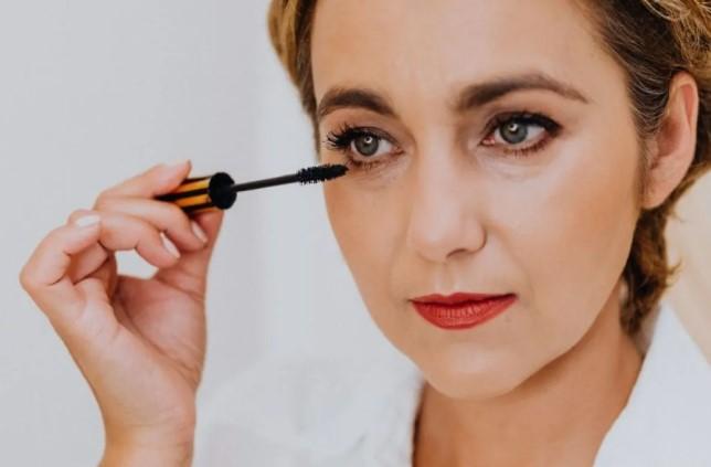 Dokter Mata di New York Peringatkan Bahaya Tidak Menghapus Maskara sebelum Tidur