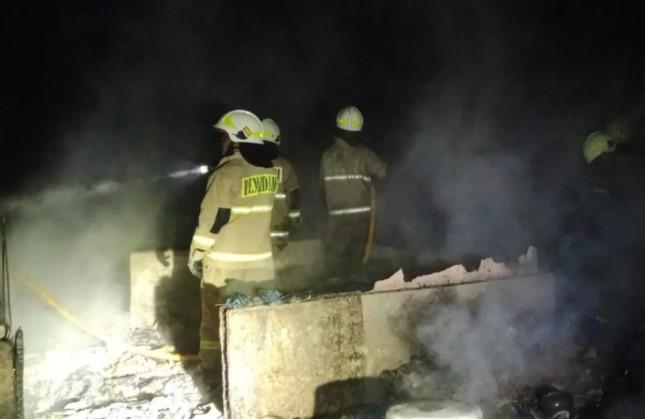 Pabrik Tahu di Petukangan Utara Terbakar, 70 Petugas Dikerahkan Cegah Perluasan Api