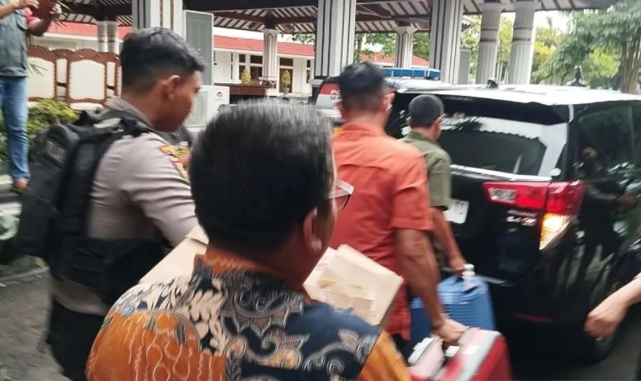 KPK Geledah Rumah Dinas Bupati Pati Sudewo, Bawa Dua Koper dan Satu Dus Dokumen