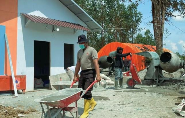 Brimob Polda Sumut Percepat Pembangunan Hunian Sementara bagi Korban Bencana di Tapanuli Selatan