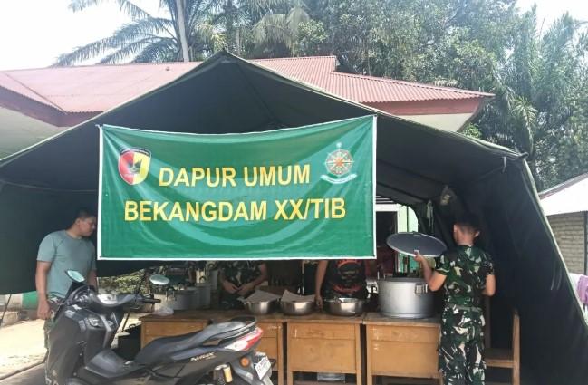 TNI AD Salurkan Ribuan Porsi Makanan ke Penyintas Banjir Agam, Dapur Umum Masih Aktif di Tujuh Lokasi