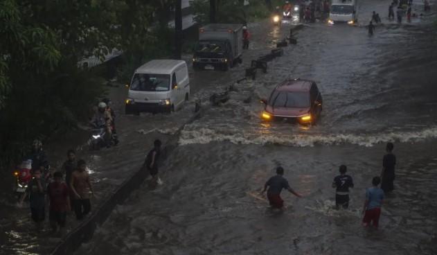 Banjir Jakarta Lumpuhkan Sejumlah Rute Transjakarta dan Mikrotrans di Tiga Area