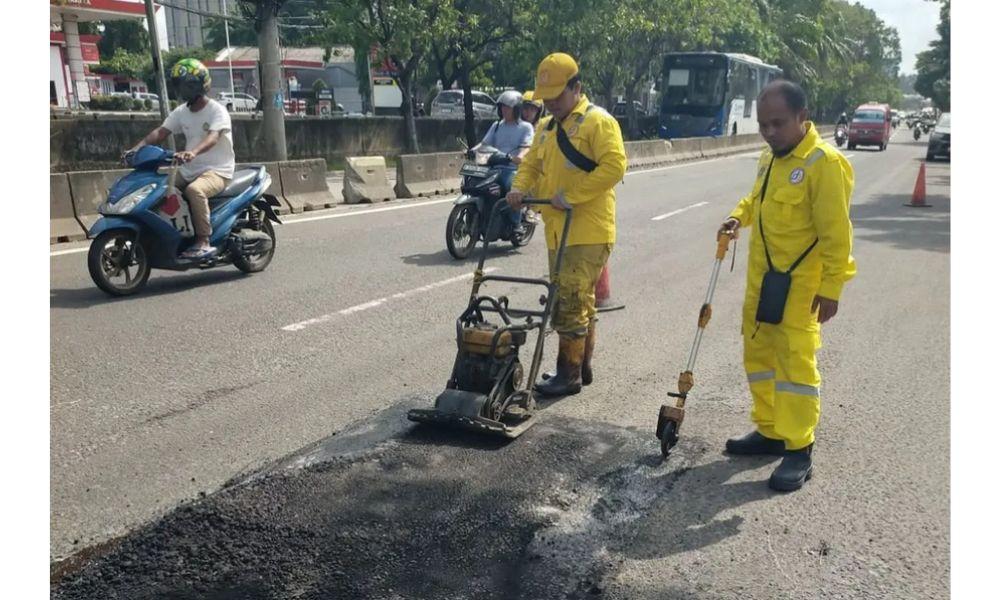 Cegah Kecelakaan Berulang, Bina Marga DKI Tambal Lubang di Jalan Daan Mogot KM 12