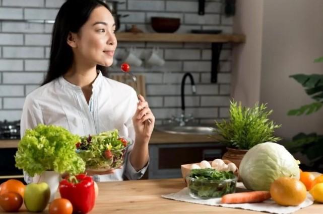 Ingin Turunkan Berat Badan? Ahli Nutrisi Sarankan 5 Kebiasaan Makan yang Dukung Hormon dan Metabolisme