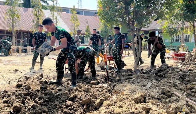 Taruna Akademi TNI Bersihkan Lumpur dan Hibur Siswa SD Negeri 1 Tualang Cut Pascabanjir
