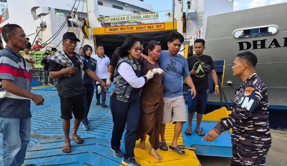 KMP Dharma Kartika IX Miring di Pelabuhan Balikpapan, TNI AL Evakuasi Penumpang dengan Sigap