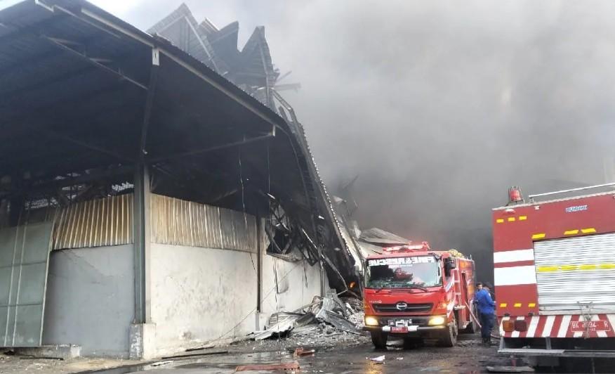 Kebakaran Hebat Landa Pabrik Sandal di Medan, 150 Personel Damkar Dikerahkan