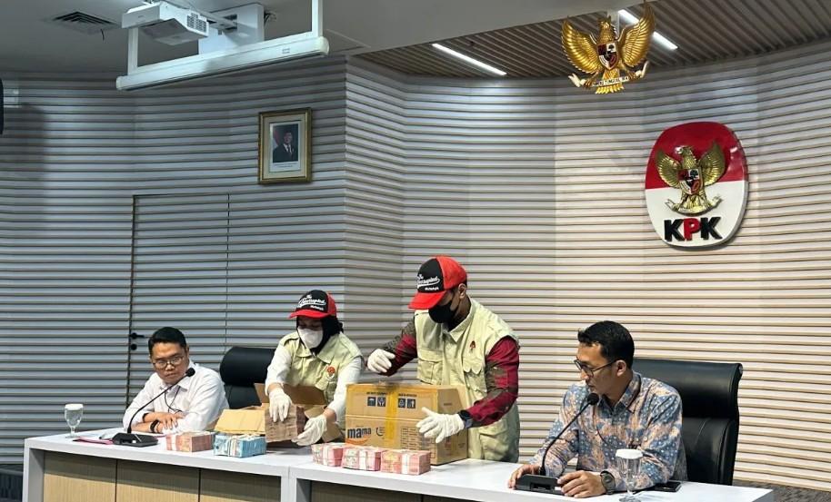 KPK Tangkap Kepala KPP Banjarmasin Terima Suap Rp800 Juta untuk Restitusi Pajak Fiktif