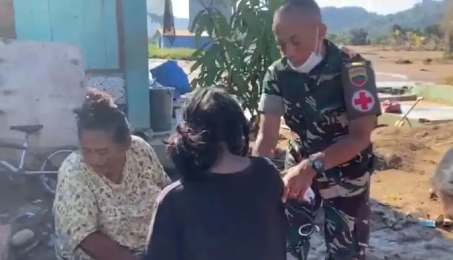 TNI Gelar Pelayanan Kesehatan Keliling Pascabencana Banjir di Sumatera Utara, Warga Dapat Pengobatan Gratis
