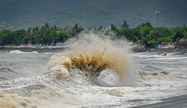 BMKG Peringatkan Gelombang Hingga 4 Meter di Perairan Jawa–NTB