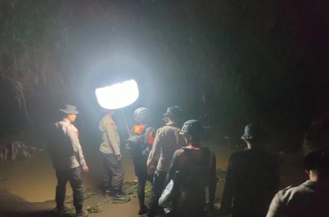 Banjir Bandang di Desa Banjar Buleleng Hanyutkan Delapan Warga, Tiga Orang Masih Dalam Pencarian