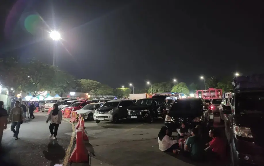 Ratusan Kendaraan Pemudik Padati Rest Area KM 57 Tol Jakarta–Cikampek Saat Waktu Berbuka