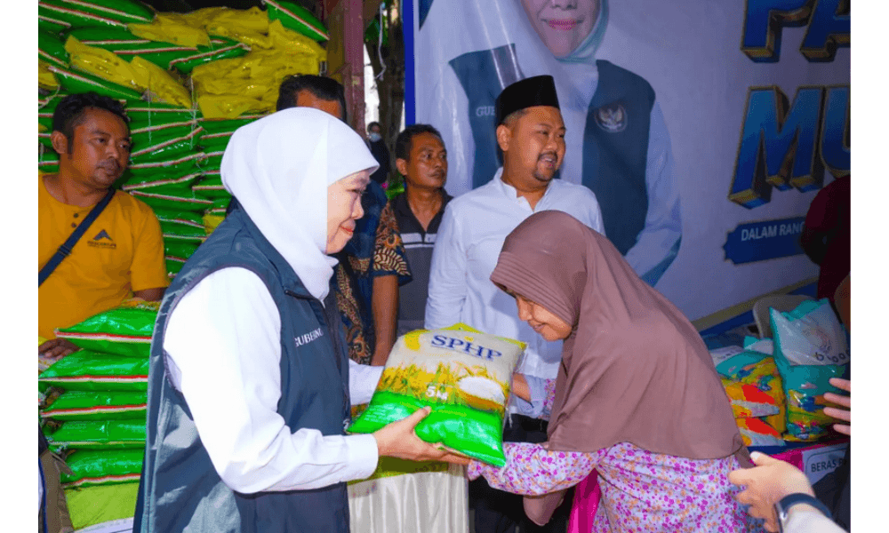 Khofifah Gelar Pasar Murah di Gresik untuk Stabilkan Harga Bahan Pokok Jelang Lebaran