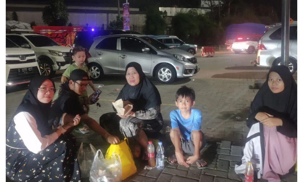 Rest Area KM 57 Tol Cikampek Dipadati Pemudik, Jadi Tempat Istirahat dan Buka Puasa di Perjalanan