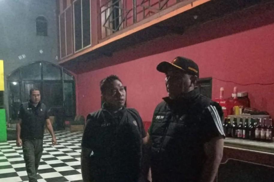 Satpol PP Probolinggo Amankan Tujuh Pemandu Lagu dan Puluhan Botol Miras dari Karaoke di Paiton Saat Ramadhan