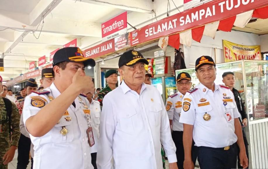 Menko Polkam Djamari Chaniago Tinjau Terminal Kampung Rambutan, Sebut Pelayanan Mudik Lebaran 2026 Sudah Sangat Memadai
