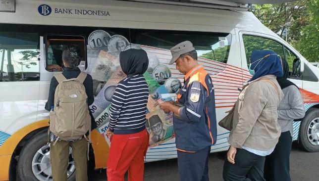 Warga Antusias Tukar Uang Baru di Layanan Kas Keliling Bank Indonesia di Stasiun Gambir