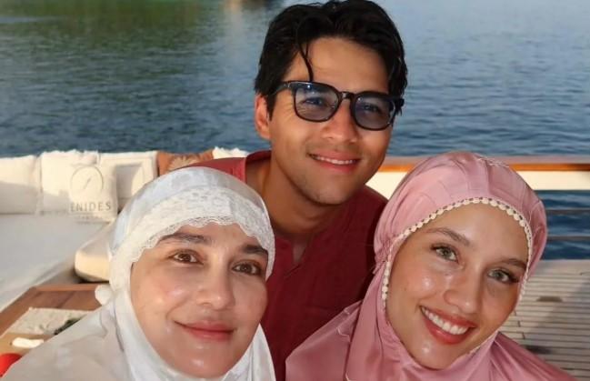 Luna Maya, Maxime Bouttier, dan Cinta Laura Salat Id di Atas Kapal di Raja Ampat