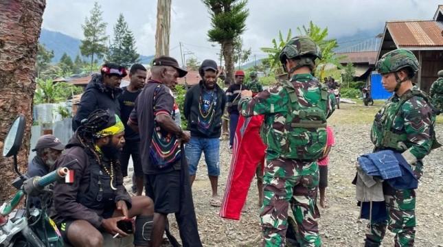 Satgas Yonif 136/TS Perkuat Pendekatan Sosial melalui Layanan Kesehatan di Puncak Jaya