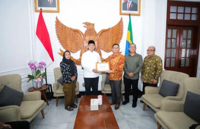 Pemkot Bandung Berikan Santunan Rp50 Juta kepada Keluarga Korban Tewas Tertimpa Pohon Tumbang