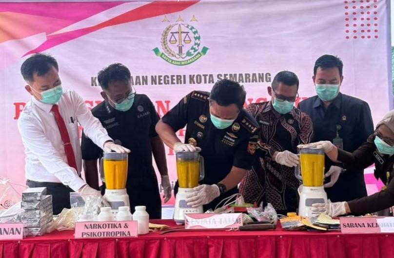 Bea Cukai dan Kejari Semarang Musnahkan Barang Ilegal Hasil 100 Perkara