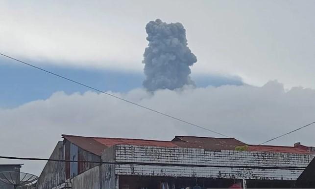 Gunung Marapi Erupsi Pagi Ini, Semburkan Abu Vulkanik Setinggi 1,6 Kilometer