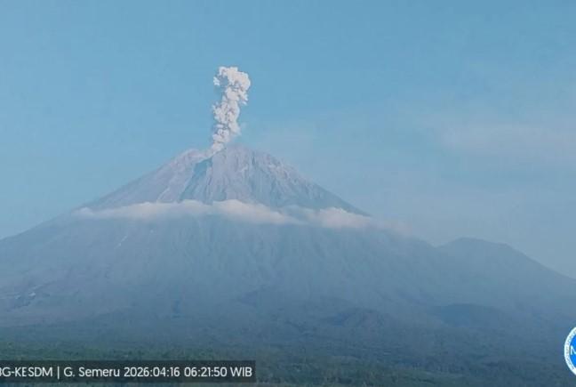 Gunung Semeru Erupsi Lima Kali Pagi Ini, Letusan Tertinggi Capai 1.200 Meter