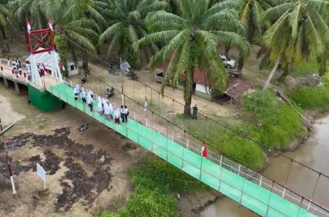 TNI Rampungkan Perbaikan Jembatan di Labuhanbatu Selatan untuk Lancarkan Akses Warga
